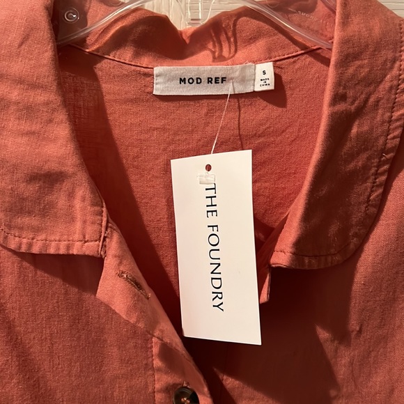 Mod Ref top with puff sleeves. - Picture 2 of 6